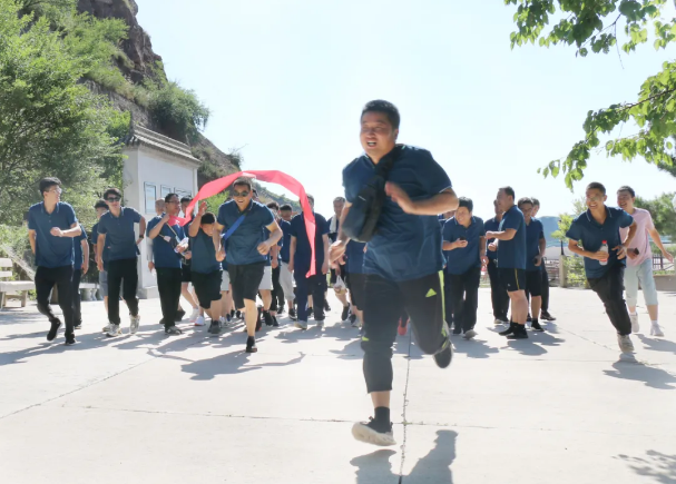 增强团队合力 展示泓源风采 ——泓源公司开展登山比赛活动(图3) 增强团队合力 展示泓源风采 ——泓源公司开展登山比赛活动(图3)
