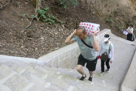 助力文旅市场 展示产投风采——星空入口（中国）官方网站
组织开展员工登山比赛活动(图6)