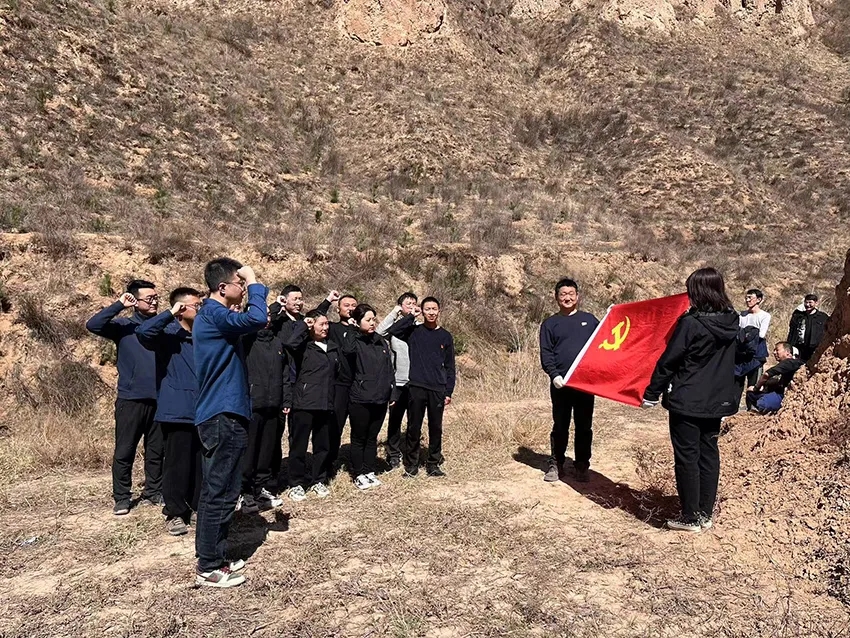 星空入口（中国）官方网站
开展义务植树活动(图3)